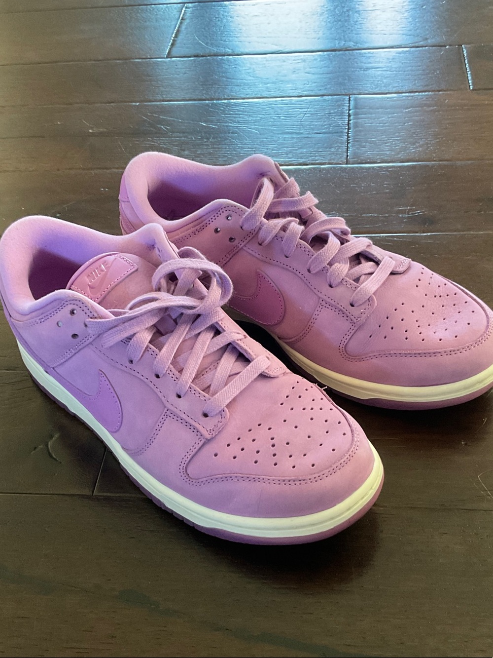 Nike Lavender Low-Top Sneakers - Picture 2 of 4